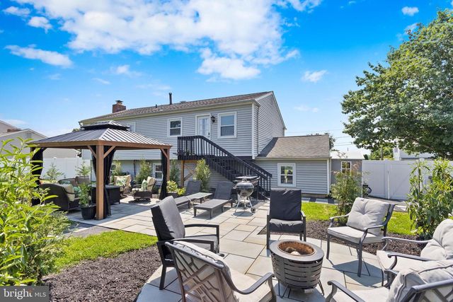 6 INDEPENDENCE DR, Bordentown, NJ 08505
