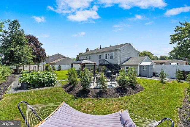 6 INDEPENDENCE DR, Bordentown, NJ 08505