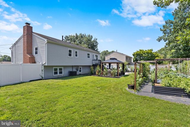6 INDEPENDENCE DR, Bordentown, NJ 08505