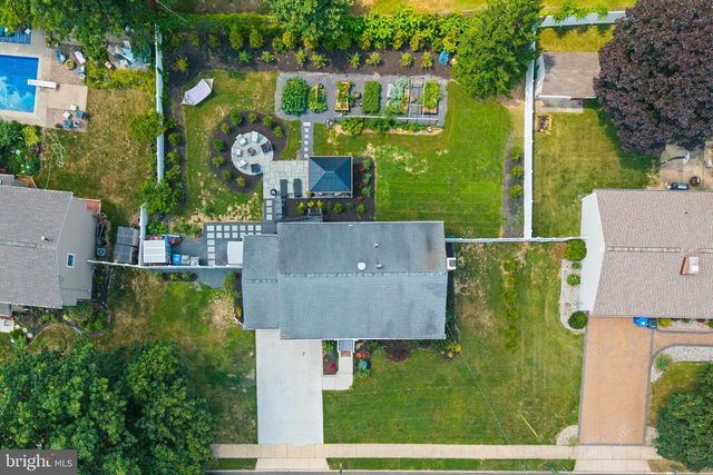 6 INDEPENDENCE DR, Bordentown, NJ 08505