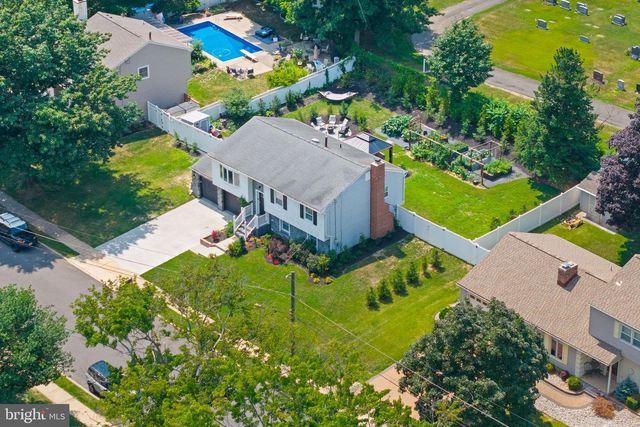 6 INDEPENDENCE DR, Bordentown, NJ 08505