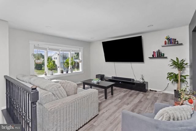 6 INDEPENDENCE DR, Bordentown, NJ 08505