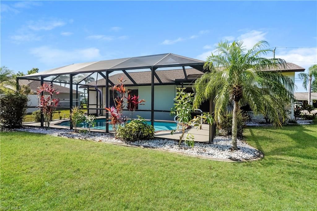 Image 15 of property listing at 405 SE 8th TER, Cape Coral, FL 33990