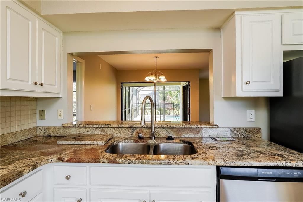 Image 6 of property listing at 405 SE 8th TER, Cape Coral, FL 33990