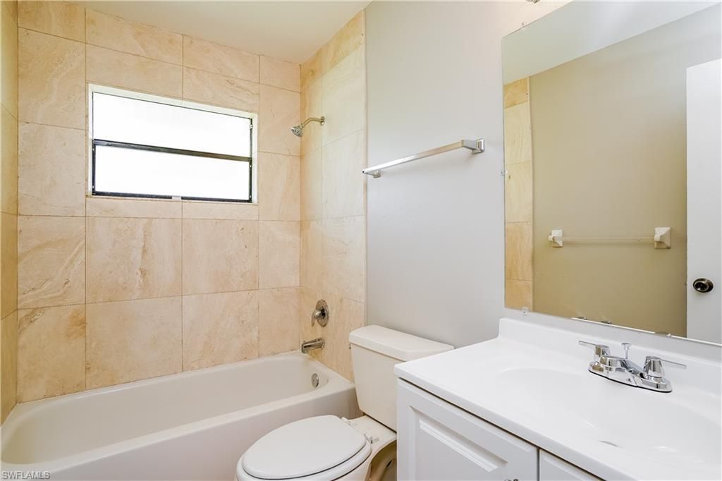 Image 8 of property listing at 405 SE 8th TER, Cape Coral, FL 33990
