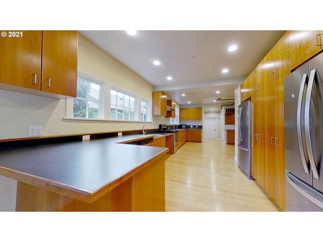 998 FERRY Ln, Eugene, OR 97401