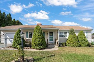935 Allen St, Dartmouth, MA 02747