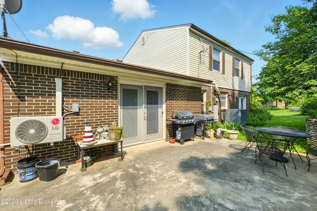 200 Castlerock Dr, Shepherdsville, KY 40165