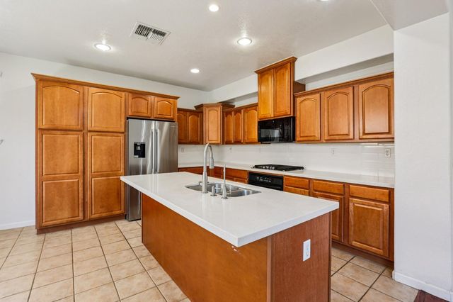 16796 English Country Trl, Lathrop, CA 95330