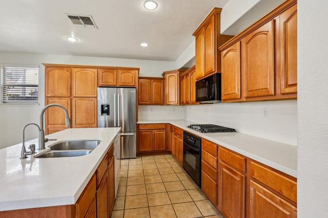 16796 English Country Trl, Lathrop, CA 95330