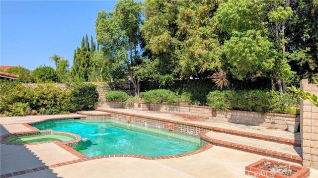 28859 Michelle Drive, Agoura Hills, CA 91301
