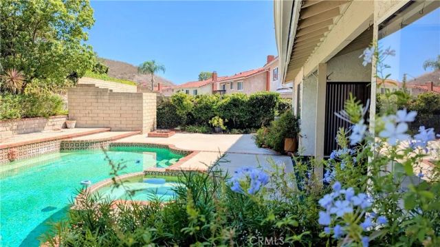 28859 Michelle Drive, Agoura Hills, CA 91301