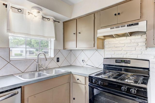 2102 N Pearland Avenue, Pearland, TX 77581
