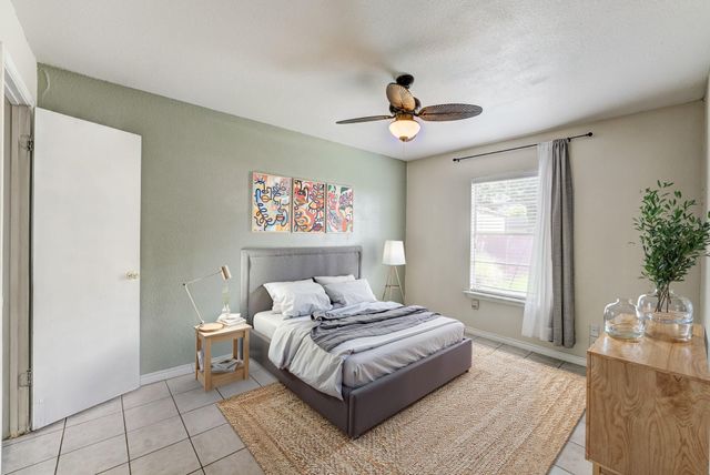 2102 N Pearland Avenue, Pearland, TX 77581
