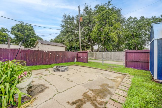 2102 N Pearland Avenue, Pearland, TX 77581