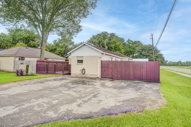 2102 N Pearland Avenue, Pearland, TX 77581