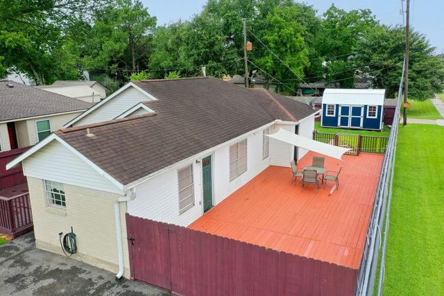2102 N Pearland Avenue, Pearland, TX 77581