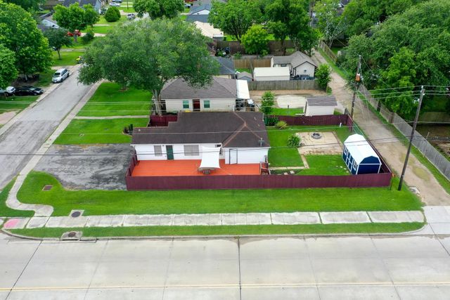 2102 N Pearland Avenue, Pearland, TX 77581
