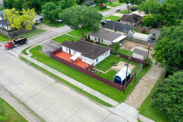 2102 N Pearland Avenue, Pearland, TX 77581