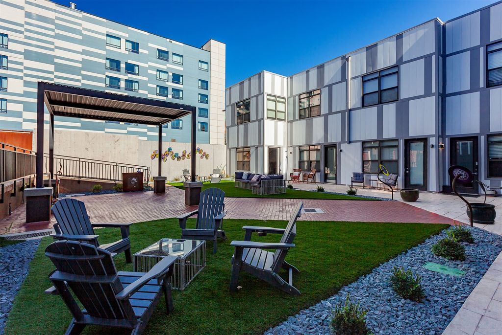 400 E Locust Street 102, Des Moines, IA 50309