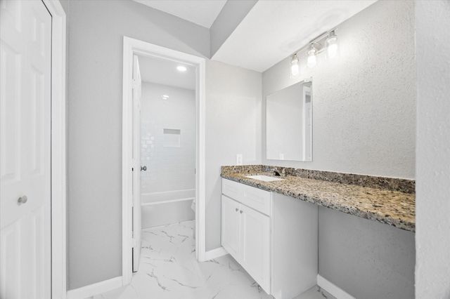 10555 Turtlewood Court 1905, Houston, TX 77072