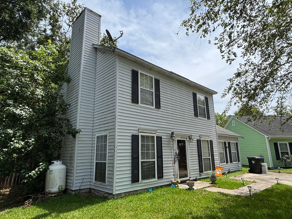 Image 2 of property listing at 110 Nottingham Court, Summerville, SC 29485