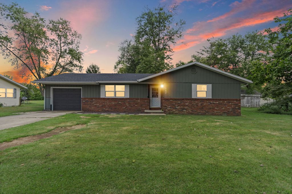 Image 1 of property listing at 742 N Reel Avenue, Salem, IL 62881