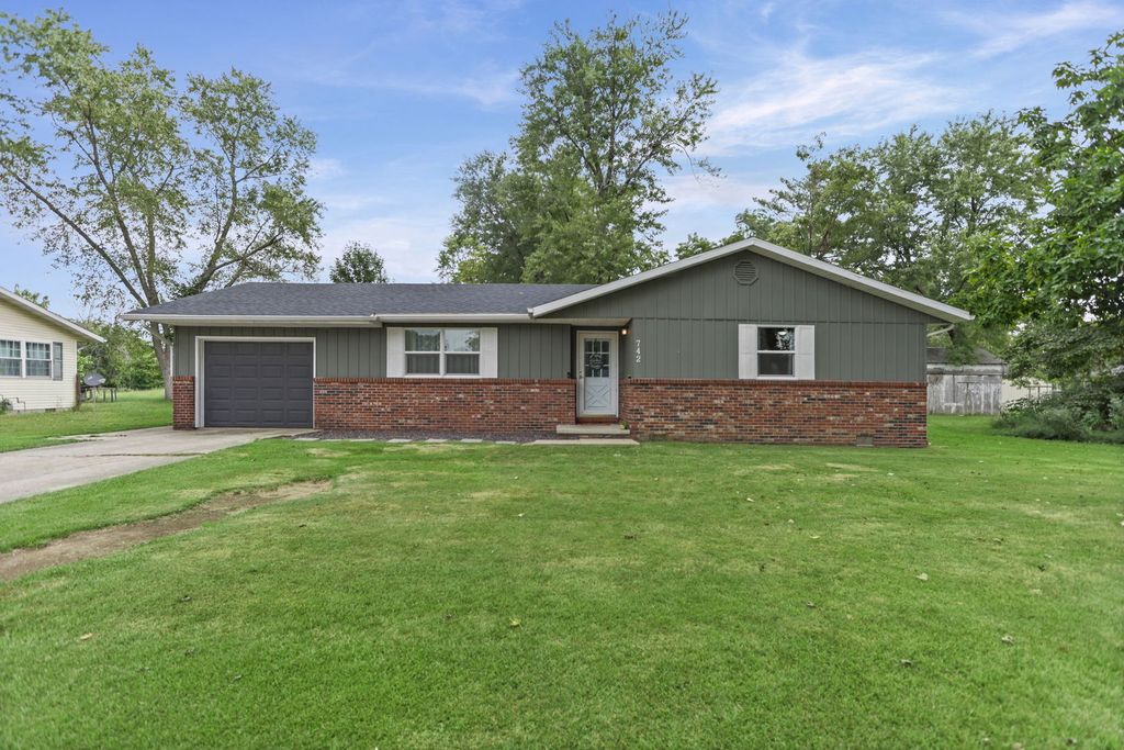 Image 2 of property listing at 742 N Reel Avenue, Salem, IL 62881