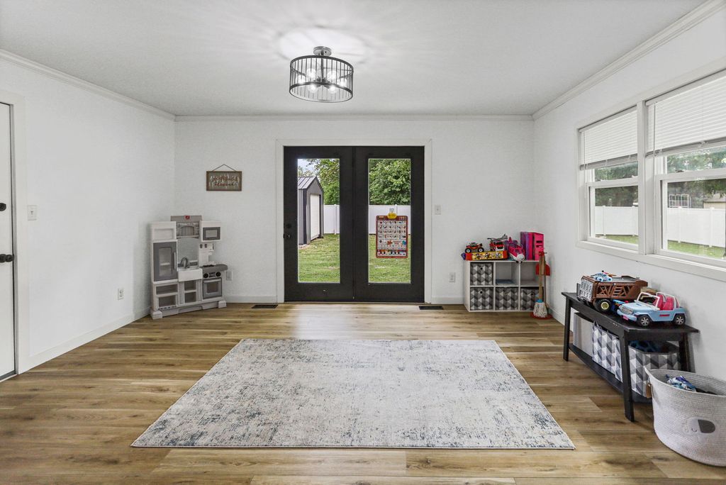 Image 17 of property listing at 742 N Reel Avenue, Salem, IL 62881