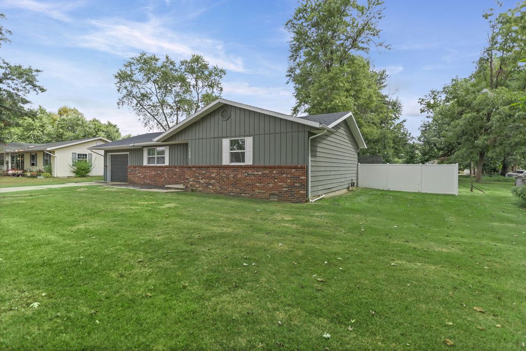 Image 3 of property listing at 742 N Reel Avenue, Salem, IL 62881