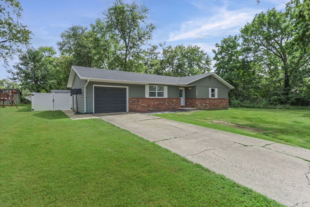 Image 4 of property listing at 742 N Reel Avenue, Salem, IL 62881