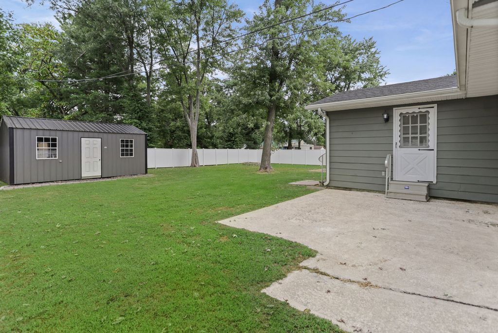 Image 5 of property listing at 742 N Reel Avenue, Salem, IL 62881