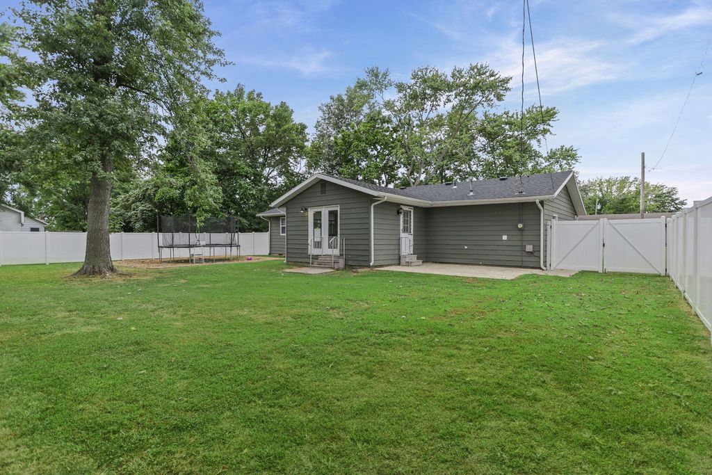 Image 6 of property listing at 742 N Reel Avenue, Salem, IL 62881