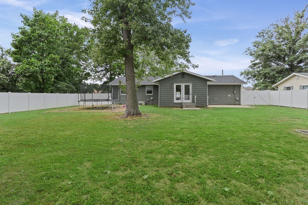 Image 7 of property listing at 742 N Reel Avenue, Salem, IL 62881