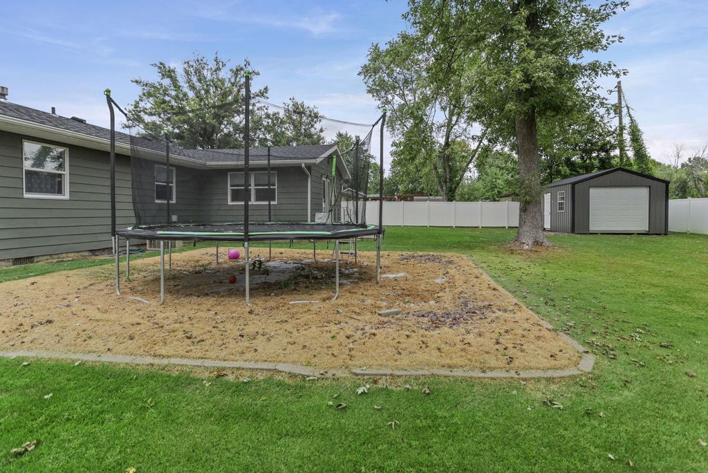 Image 9 of property listing at 742 N Reel Avenue, Salem, IL 62881