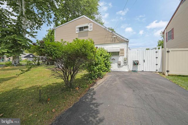 2400 GRAND AVE, Holmes, PA 19043