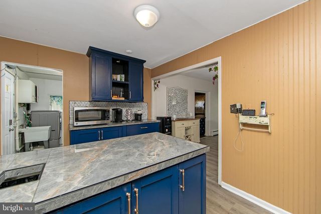 2400 GRAND AVE, Holmes, PA 19043
