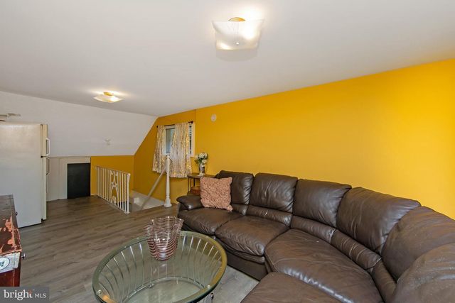 2400 GRAND AVE, Holmes, PA 19043