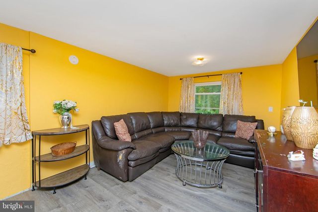2400 GRAND AVE, Holmes, PA 19043