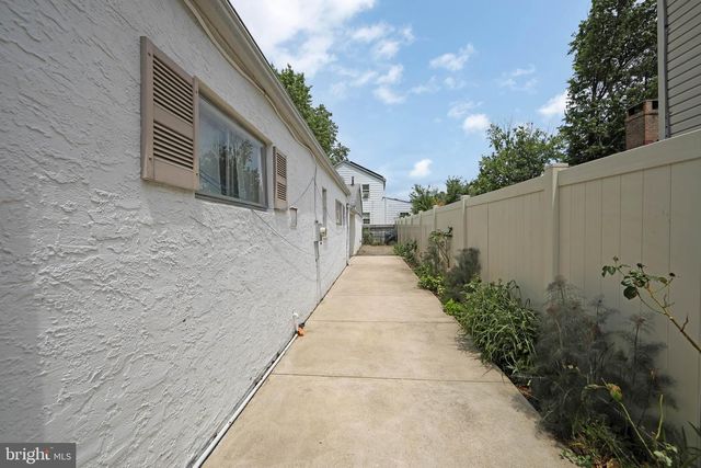 2400 GRAND AVE, Holmes, PA 19043