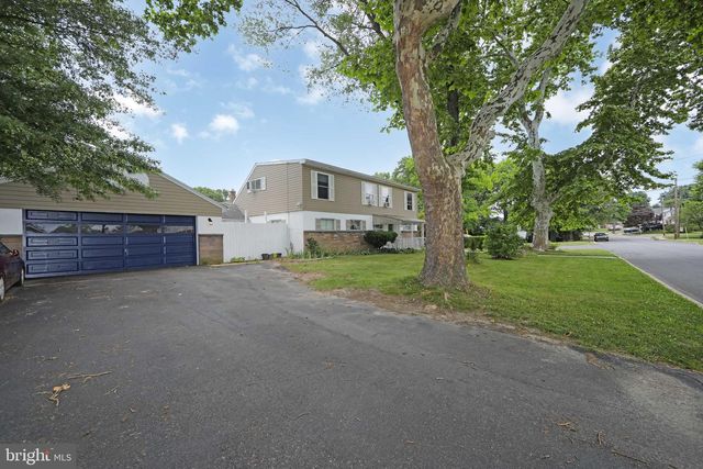 2400 GRAND AVE, Holmes, PA 19043
