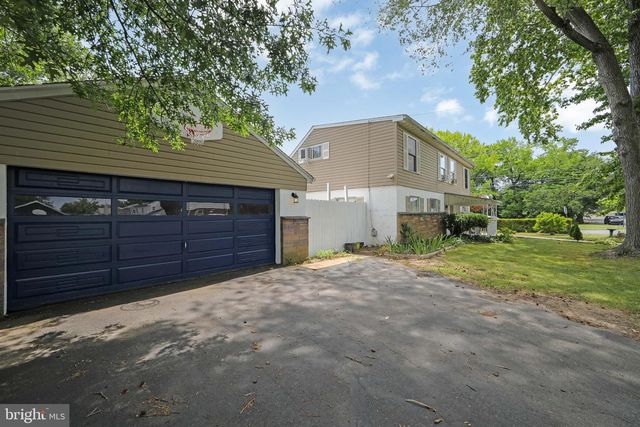 2400 GRAND AVE, Holmes, PA 19043
