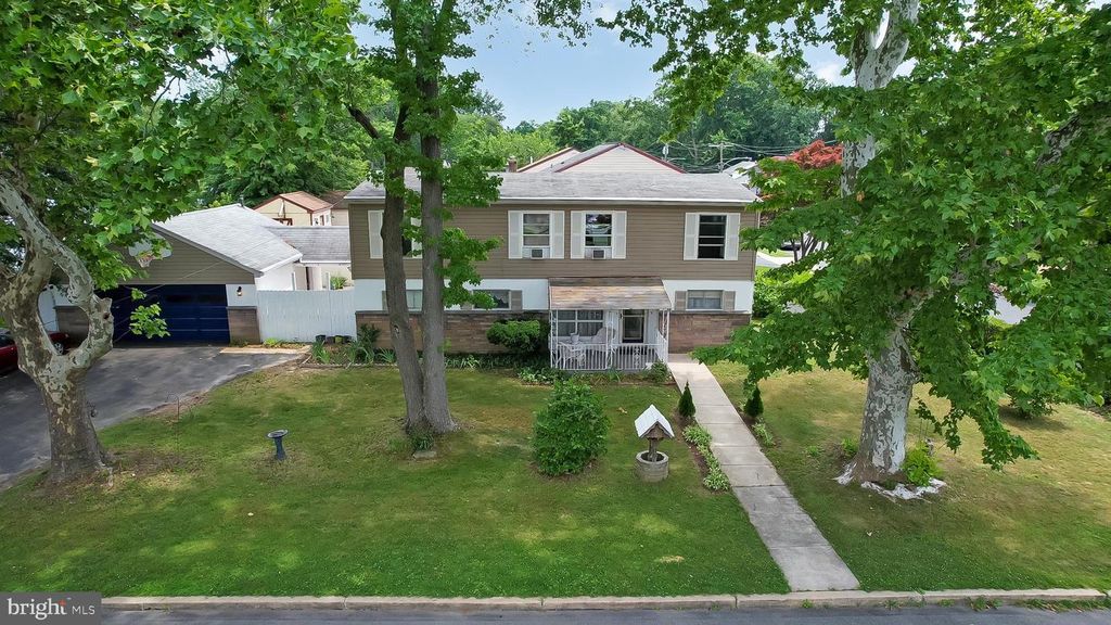 2400 GRAND AVE, Holmes, PA 19043