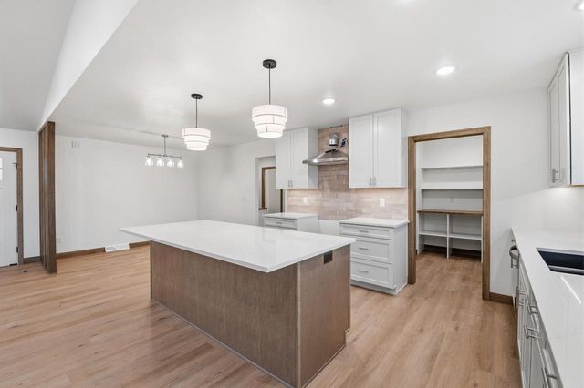 569 EMERALD ISLE COURT, Wrightstown, WI 54180