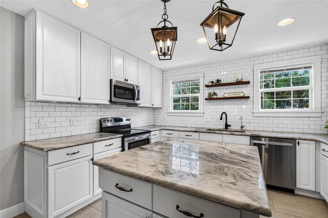 102 N CLAYTON STREET, Mount Dora, FL 32757