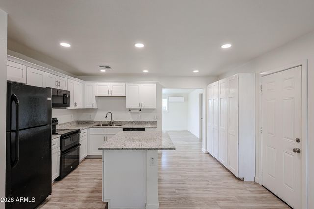7014 N 77TH Avenue, Glendale, AZ 85303
