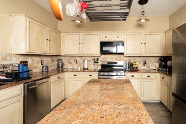 1015 Highland Woods Drive, Highlands, TX 77562