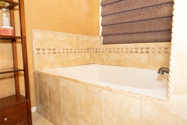 1015 Highland Woods Drive, Highlands, TX 77562