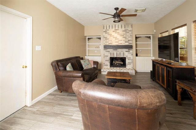 1015 Highland Woods Drive, Highlands, TX 77562