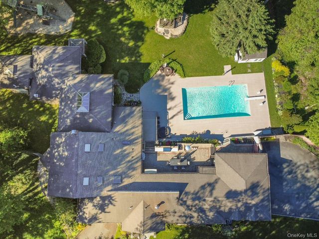 121 Laurel Lane, Laurel Hollow, NY 11791